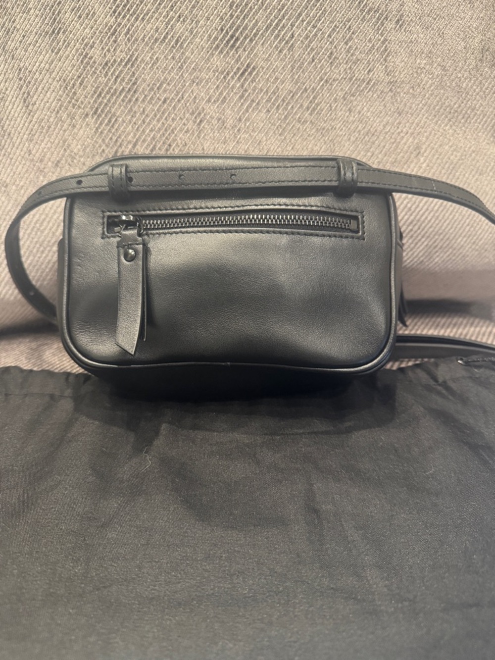 LOU QUILTED BELTBAG BLACK HARDWARE
Saint Laurent
BLACK 34IN / 85CM - Picture 3 of 7